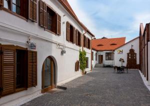 een straat in een stad met witte gebouwen bij Casa Nicolae Luxury Suites in Sibiu