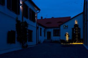 Un callejón oscuro con un edificio iluminado por la noche. en Casa Nicolae Luxury Suites, en Sibiu
