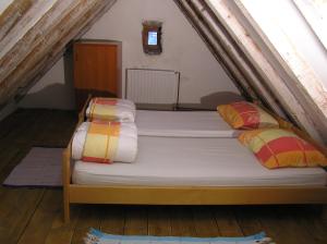 Tempat tidur dalam kamar di Pliskovica Youth Hostel
