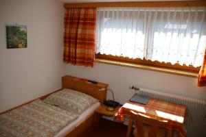 En eller flere senger på et rom på Haus Dorfer