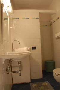 La salle de bains est pourvue d'un lavabo et de toilettes. dans l'établissement Casa Argo in antico borgo medievale, à Borgo a Buggiano