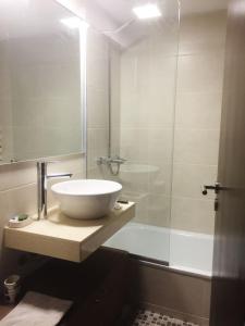 a bathroom with a bowl sink and a shower at Condominio del alto 3 in Rosario