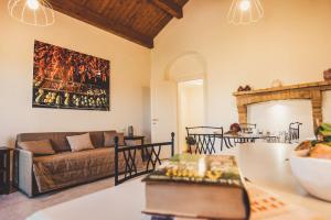 - un salon avec un canapé et une table dans l'établissement IL FILARO del Castello di San Basilio, à Pisticci