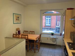 ハノーファーにあるHannover Südstadt - Zimmer und Apartmentのキッチン(テーブル、椅子付)、窓