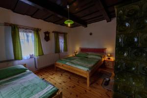 1 Schlafzimmer mit 2 Betten und einem Fenster in der Unterkunft Csavargó Tanya in Szalafő