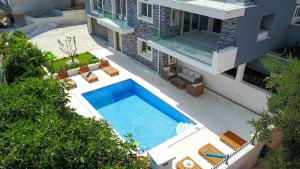 una vista aérea de una casa con piscina en Luxury Villa Residence Zupanovic Trogir, en Trogir