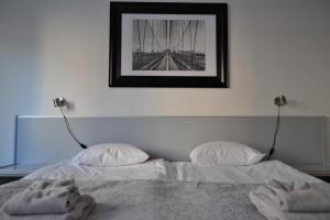 Postel nebo postele na pokoji v ubytování Solsta Hotell