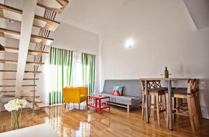 ein Wohnzimmer mit einem Tisch und einem Sofa in der Unterkunft Apartments Roses Stobrec in Split