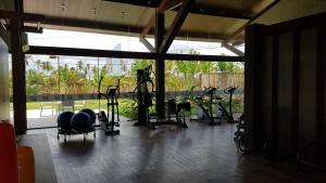 嘎林海斯港的住宿－Oka Beach Residence，健身房设有数台跑步机和健身自行车