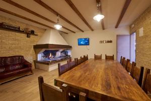 un comedor con una mesa larga y una chimenea en Luxury Villa Residence Zupanovic Trogir, en Trogir