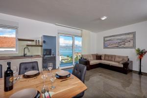 una sala de estar con una mesa y un sofá en Luxury Villa Residence Zupanovic Trogir, en Trogir