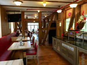 un restaurante con mesas, sillas y una barra en Märchenhotel en Bergen auf Rügen