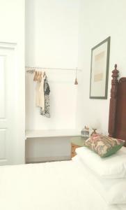 Los Canaritos في لاس بالماس دي غران كاناريا: غرفة نوم بيضاء بها سرير ونافذة
