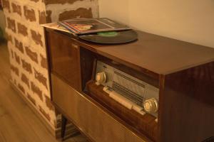 Una vieja radio con un CD encima. en Agriturismo Ferrara Chalet en Vigarano Mainarda