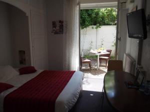 Postel nebo postele na pokoji v ubytování Hotel Du Croisé