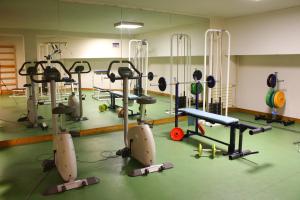 een fitnessruimte met een heleboel apparatuur in een kamer bij Le Télémark in Pralognan-la-Vanoise