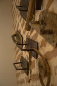 a metal object on a wall with arrows at Agriturismo Ferrara Chalet in Vigarano Mainarda