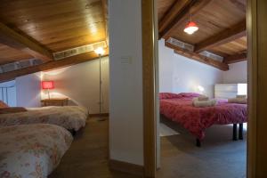 阿爾蓋羅的住宿－Maiorca 24 Apartments，配有木天花板的客房设有两张床。