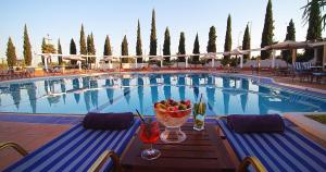 Bazén v ubytování Kouros Hotel nebo v jeho okolí