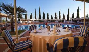 Bazén v ubytování Kouros Hotel nebo v jeho okolí