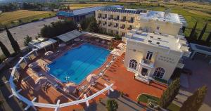 Bazén v ubytování Kouros Hotel nebo v jeho okolí