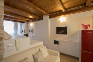 アルゲーロにあるMaiorca 24 Apartmentsの白い壁と木製の天井の客室です。