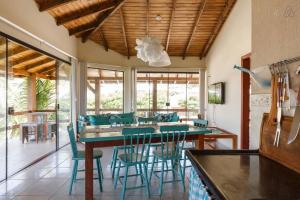 a dining room with a table and chairs at Gamboa Luna y Sol Apart-Hotel in Gamboa