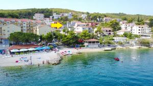Un grupo de personas en una playa en el agua. en Luxury Villa Residence Zupanovic Trogir, en Trogir