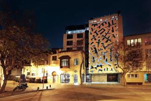 um edifício com um padrão geométrico na lateral em Hotel Cumbres Lastarria em Santiago