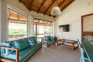 a living room with a couch and a table at Gamboa Luna y Sol Apart-Hotel in Gamboa