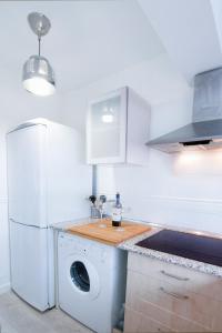 cocina con nevera blanca y lavadora en Apartamento Marina, en Torremolinos