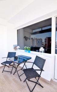 2 sillas y una mesa de cristal en el balcón en Apartamento Marina, en Torremolinos