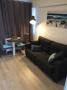 sala de estar con sofá y mesa en Apartamento Marina, en Torremolinos