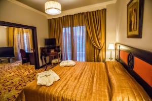 Postel nebo postele na pokoji v ubytování Kouros Hotel