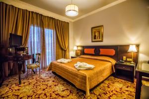Postel nebo postele na pokoji v ubytování Kouros Hotel