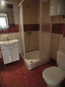 Koupelna v ubytování 2 bedroom Imperial apartment with panoramic sea views, Sveti Vlas