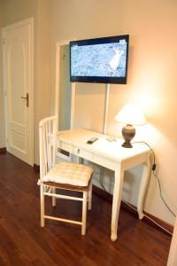 サッサリにあるTortugaの白いデスク(ランプ付)、壁掛けテレビ