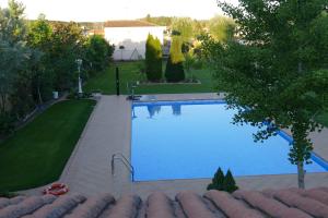 una vista aérea de una piscina en un patio en Villamercedes 1, en Salamanca