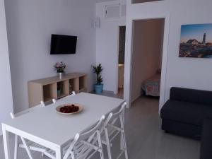 Televízia a/alebo spoločenská miestnosť v ubytovaní Apartamento faro Puerto Sherry