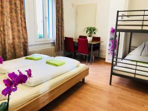 Łóżko lub łóżka w pokoju w obiekcie Interlaken Linda Inn Lodge