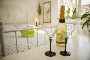 - une bouteille de champagne et deux verres sur une table dans l'établissement Apartment Top Centar, à Banja Luka