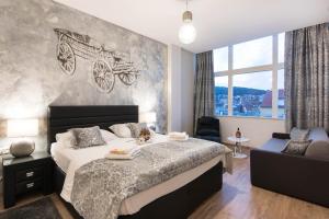 - une chambre avec un grand lit et un canapé dans l'établissement PRIMA Life Spalato, à Split