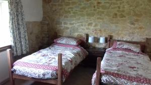 um quarto com 2 camas e uma mesa com velas em Ockhams Farm Guest House em Edenbridge