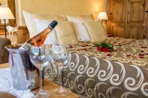 Postel nebo postele na pokoji v ubytování Hotel Dwór Karolówka