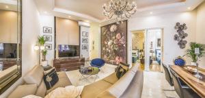 - un salon avec un canapé et un lustre dans l'établissement VIP Residence Riverside, à Budapest