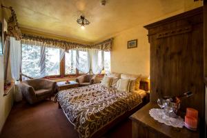 Postel nebo postele na pokoji v ubytování Hotel Dwór Karolówka