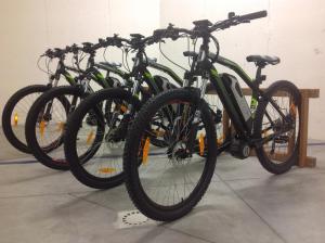 um grupo de bicicletas estacionadas um ao lado do outro em La Valdella em Valdobbiadene