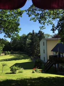 uma vista para o quintal de uma casa com um quintal em Hotel in der Mühle em Werdau