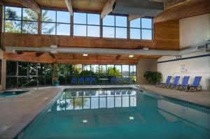 Bazén v ubytování Best Western Plus Agate Beach Inn nebo v jeho okolí