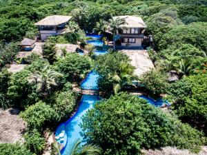 een luchtzicht op een resort met blauw water bij Sombra e Água Fresca Resort in Pipa